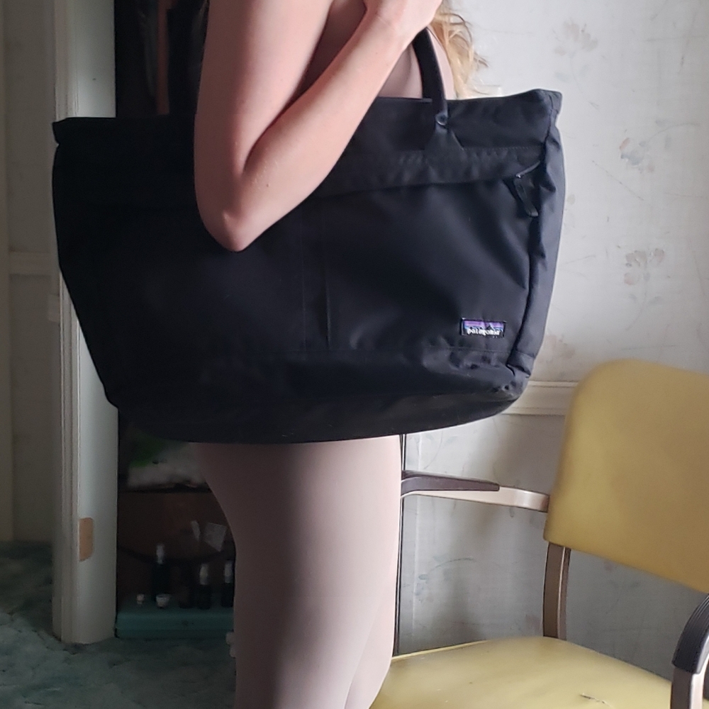 Patagonia Transport Tote in black